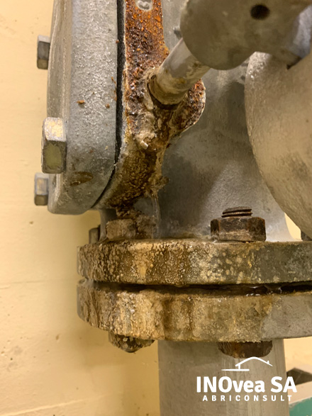 Une gaine de ventilation empêche de fermer le volet blindé Une gaine de ventilation empêche de fermer le volet blindé