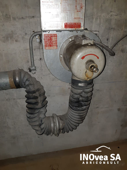 Le système de ventilation n'a pas été entretenu et le tuyau nécessite d'être changé Le système de ventilation n'a pas été entretenu et le tuyau nécessite d'être changé